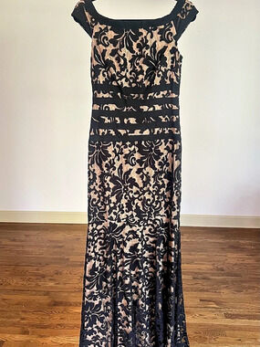 Tadashi Shoji Size 4 Black Nude Embroidered Lace Formal Evening Gown